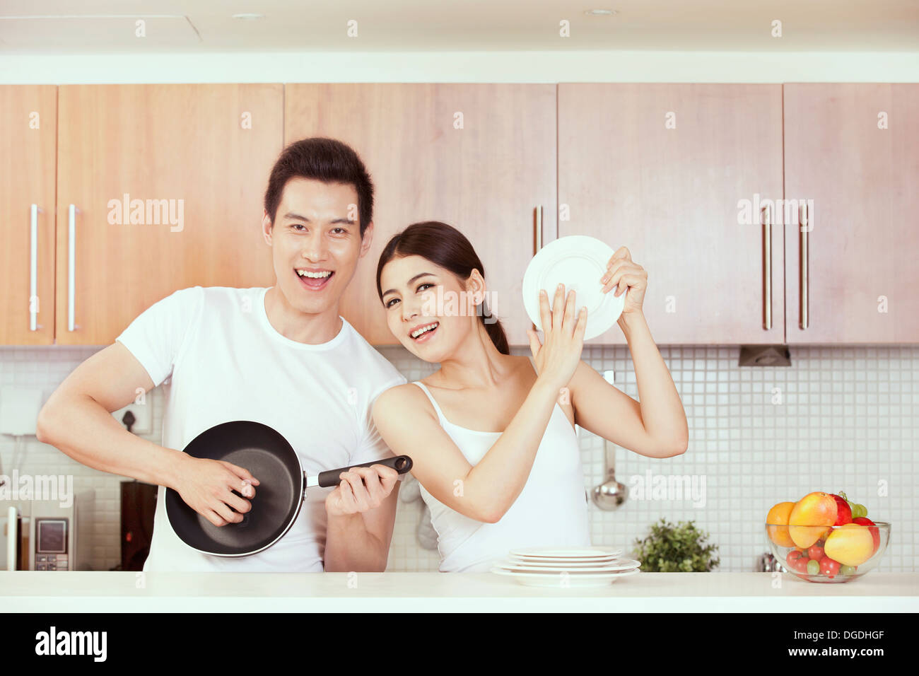East Asian Coppia Giovane Divertendosi in cucina Foto Stock