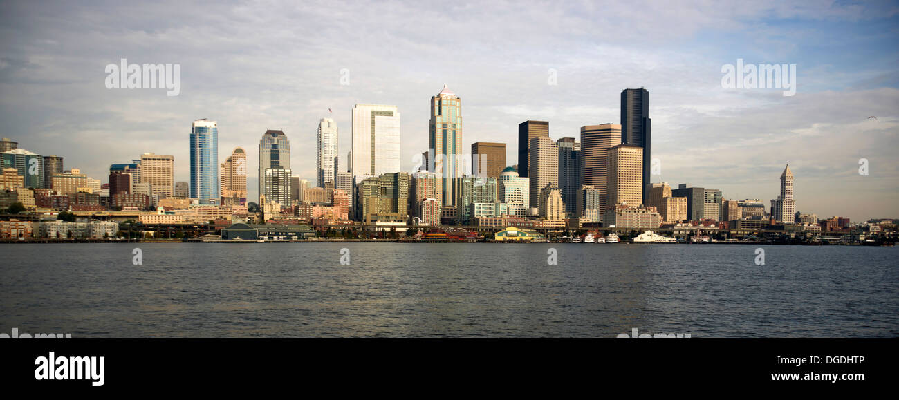 La vista di Seattle dal ponte inferiore di un eastbound ferry boat Foto Stock