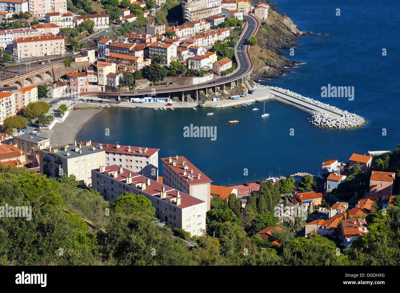 Baia di Cerbere village, mare Mediterraneo, Côte Vermeille, Roussillon, Francia Foto Stock