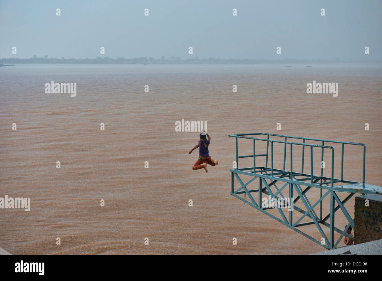 Il salto in il Tonle Sap, Phnom Penh Cambogia Foto Stock