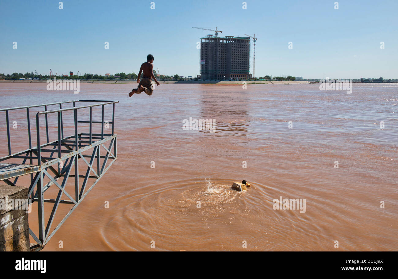 Il salto in il Tonle Sap, Phnom Penh Cambogia Foto Stock