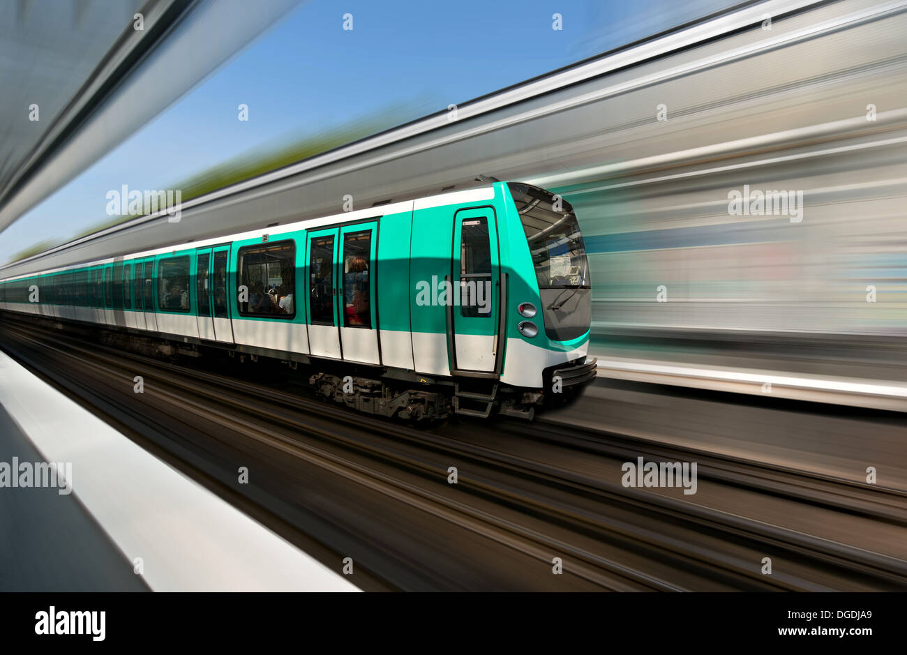 Movimento Veloce di Parigi treno metro Foto Stock