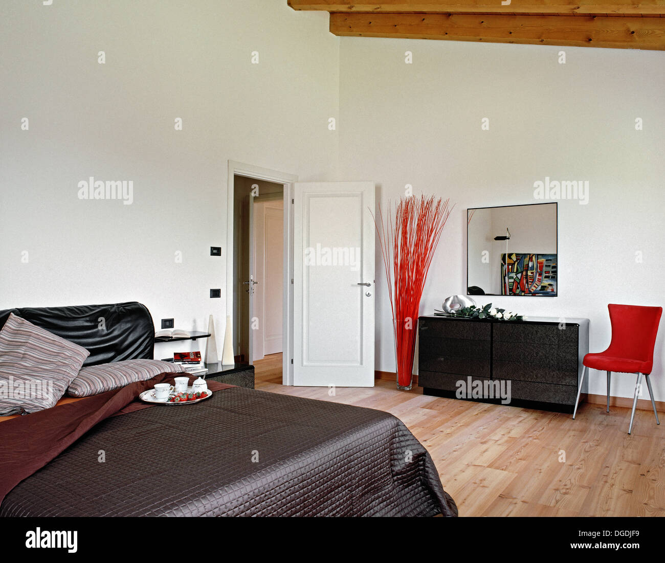 Moderna camera da letto sul soppalco con pavimento di legno Foto Stock
