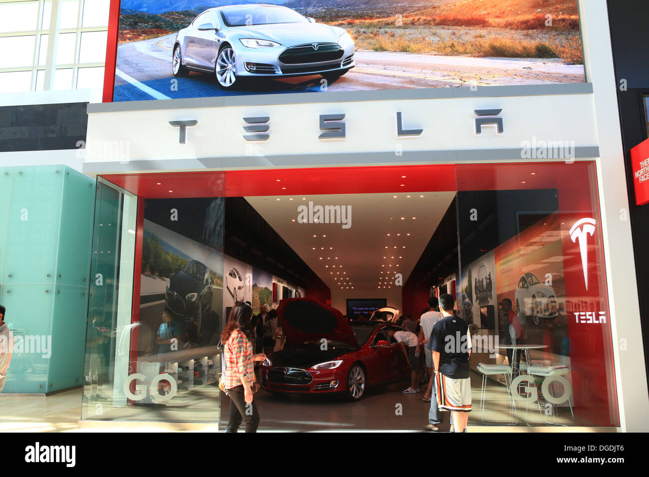 Tesla Model S auto elettrica showroom in Yorkdale Mall, Toronto, Canada 2013 Foto Stock