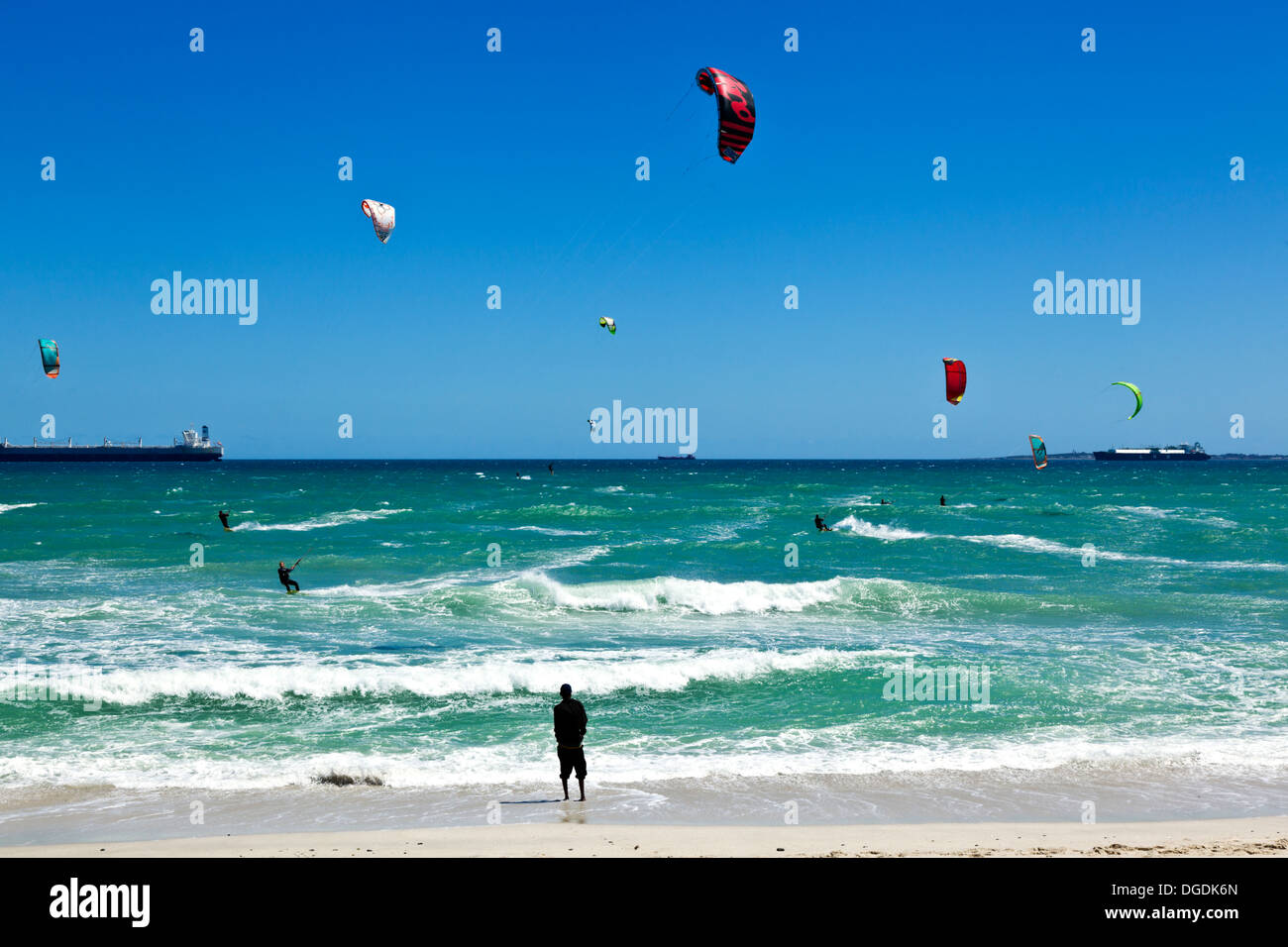 Kite boarder godere di condizioni ventose in Città del Capo Foto Stock