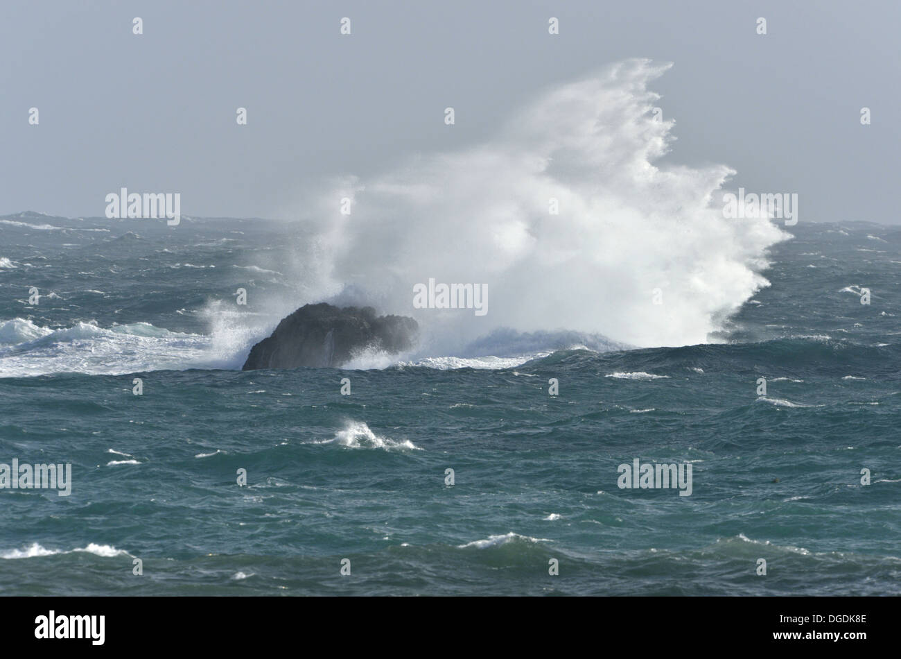 Mare mosso sulla costa britannica Foto Stock