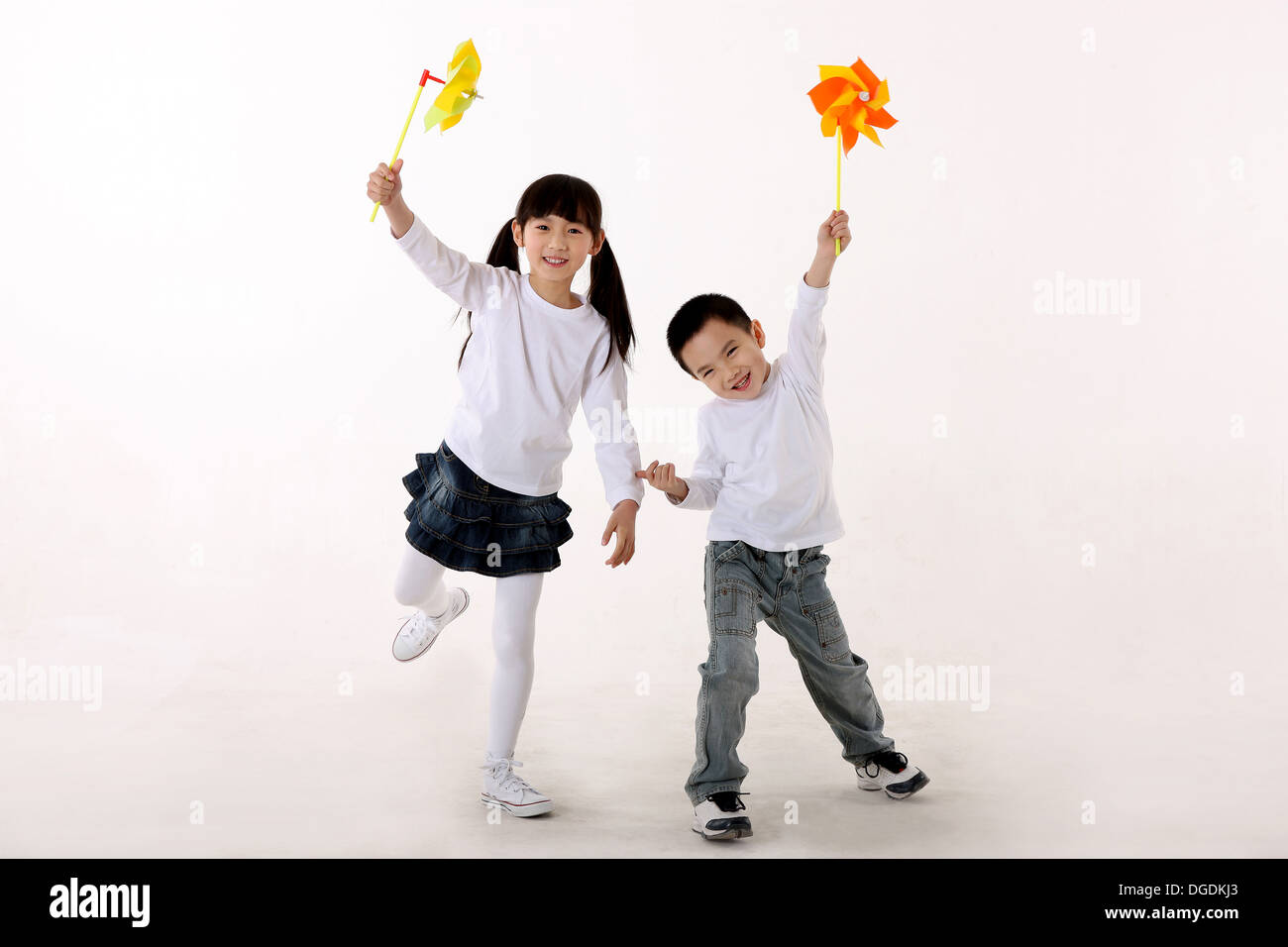 Est Asiatico i bambini giocando il mulino a vento di carta Foto Stock