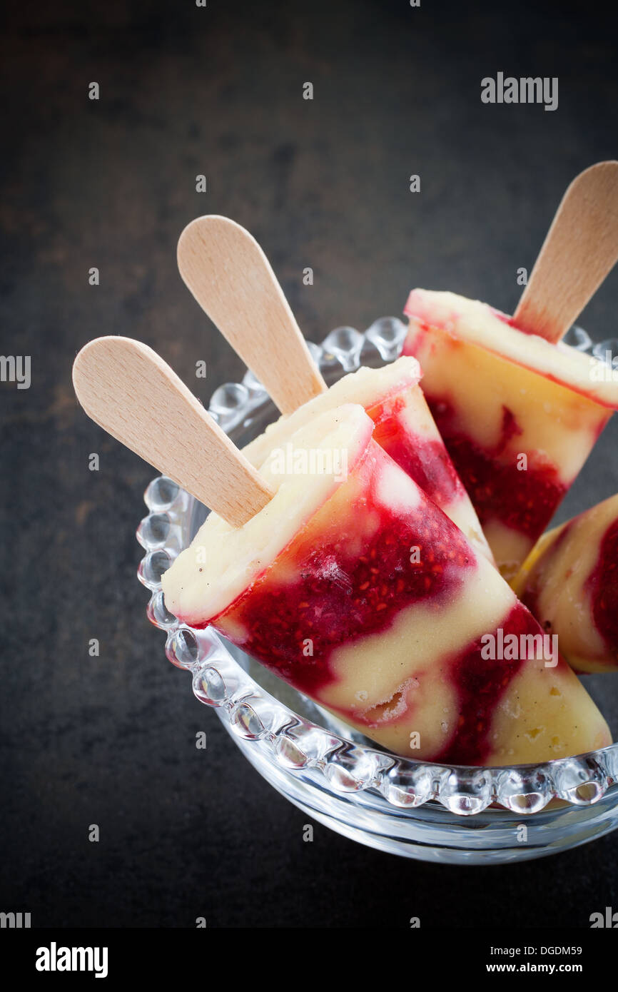 In casa popsicles con budino alla vaniglia e lamponi Foto Stock
