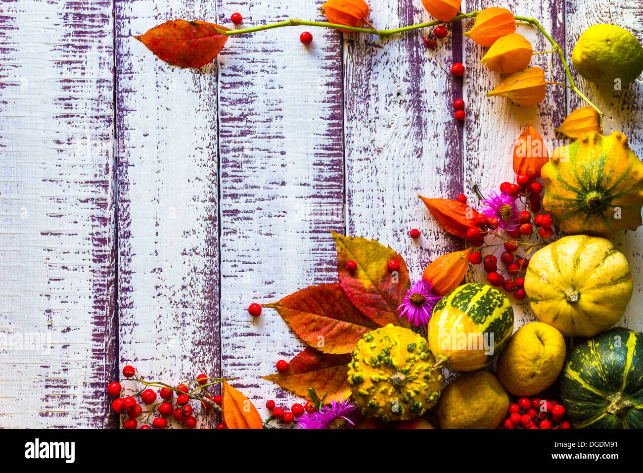 Impostazione di autunno sul tavolo di legno con frutta e verdura Foto Stock