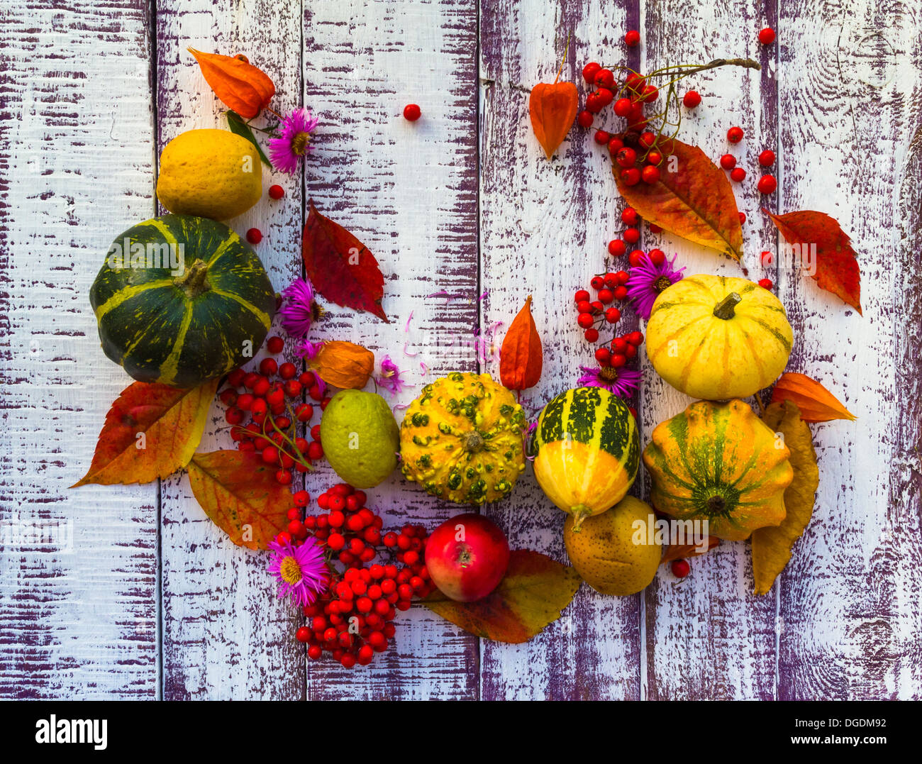 Impostazione di autunno sul tavolo di legno con frutta e verdura Foto Stock