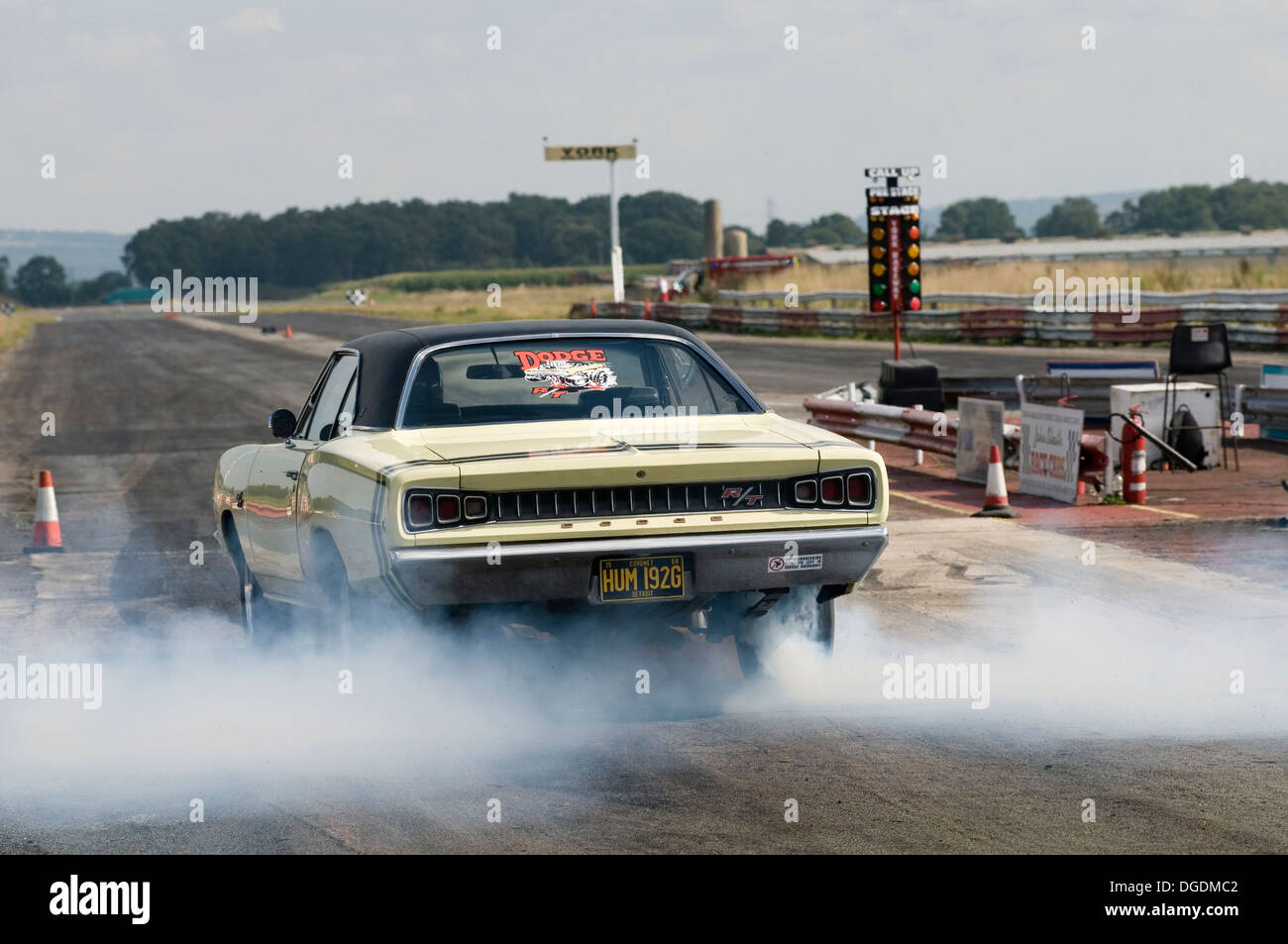 Dodge auto muscolare facendo un burnout statico nella casella di acqua prima di una gara Foto Stock