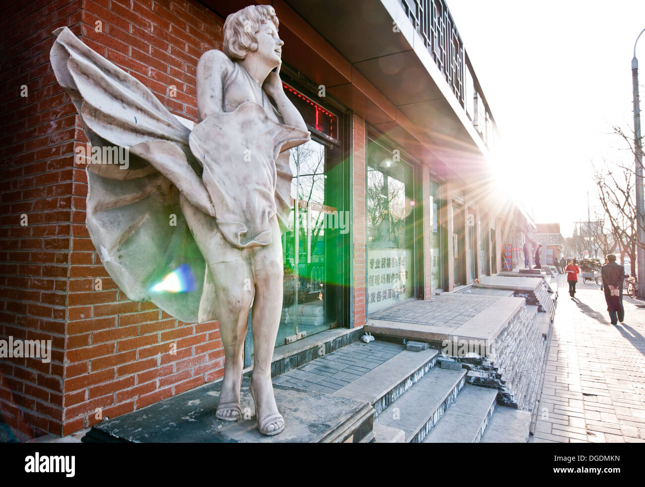 Marilyn Monroe statua - scena da sette anni di prurito il filmato a 16 Wusi Street, Dongcheng District, Pechino Foto Stock