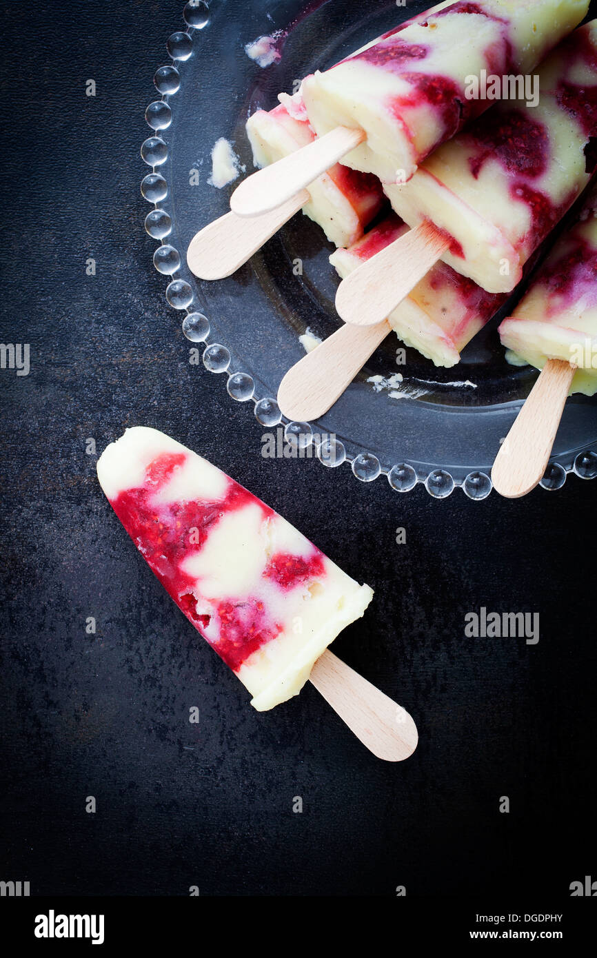 In casa popsicles con budino alla vaniglia e lamponi Foto Stock