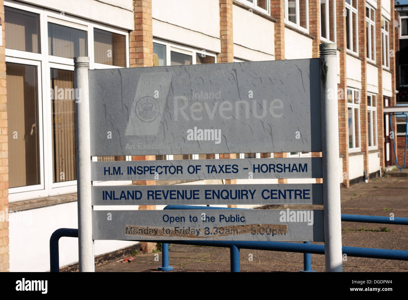 Sbiadita Inland Revenue office segno Horsham West Sussex Regno Unito Foto Stock