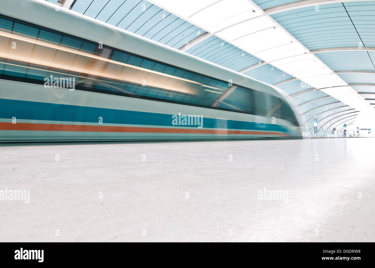 Asia, Cina Shanghai MagLev (levitazione magnetica) treno scivola nella  stazione adiacente al Longyang Lu Stazione della Metropolitana Foto stock -  Alamy