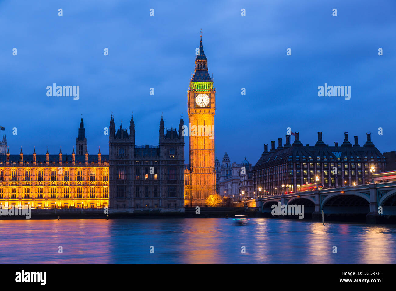 Case illuminate del Parlamento di notte Londra Inghilterra Foto Stock