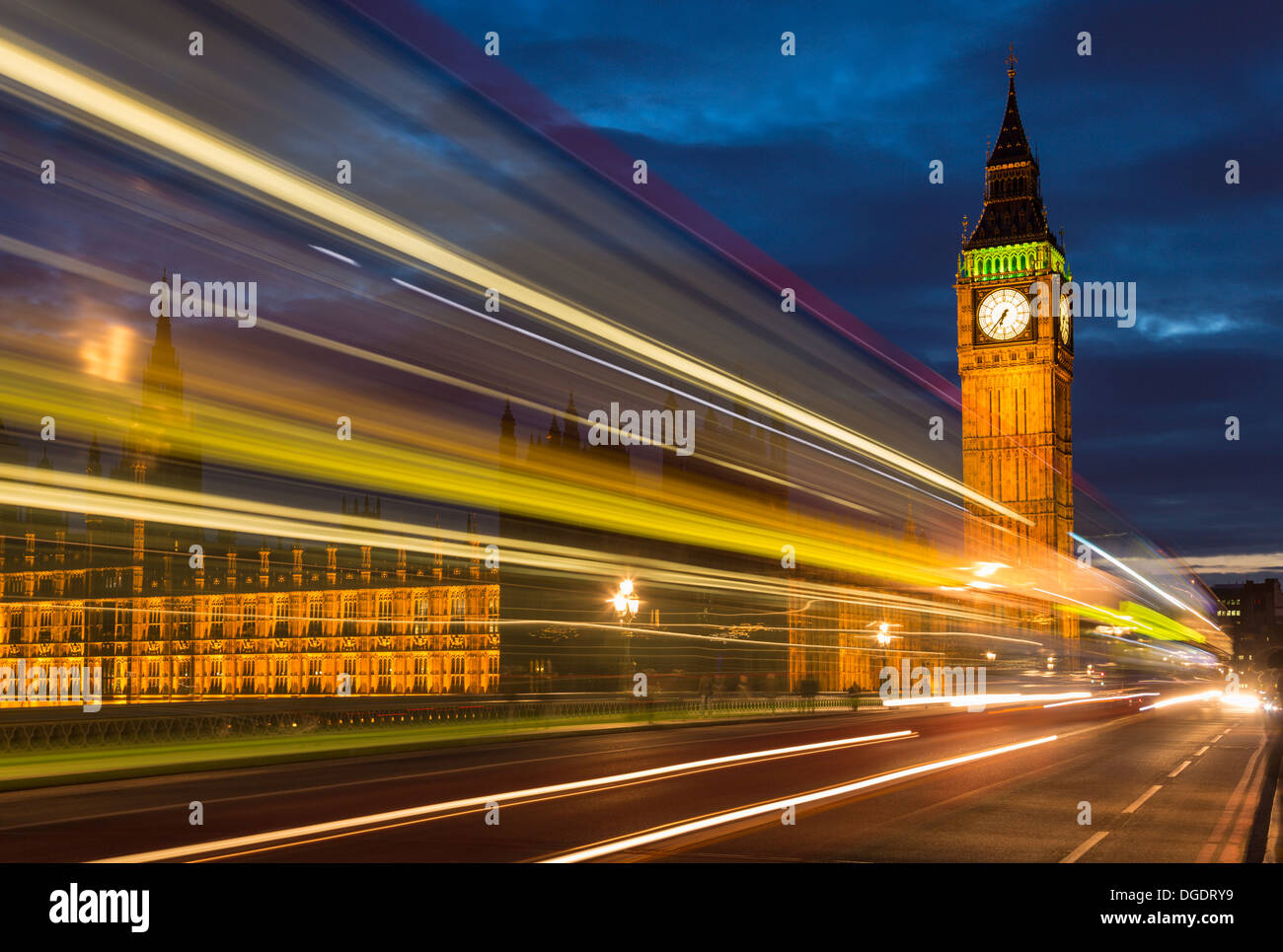 Striature da autobus Westminster Bridge e le case del Parlamento di notte Inghilterra Foto Stock