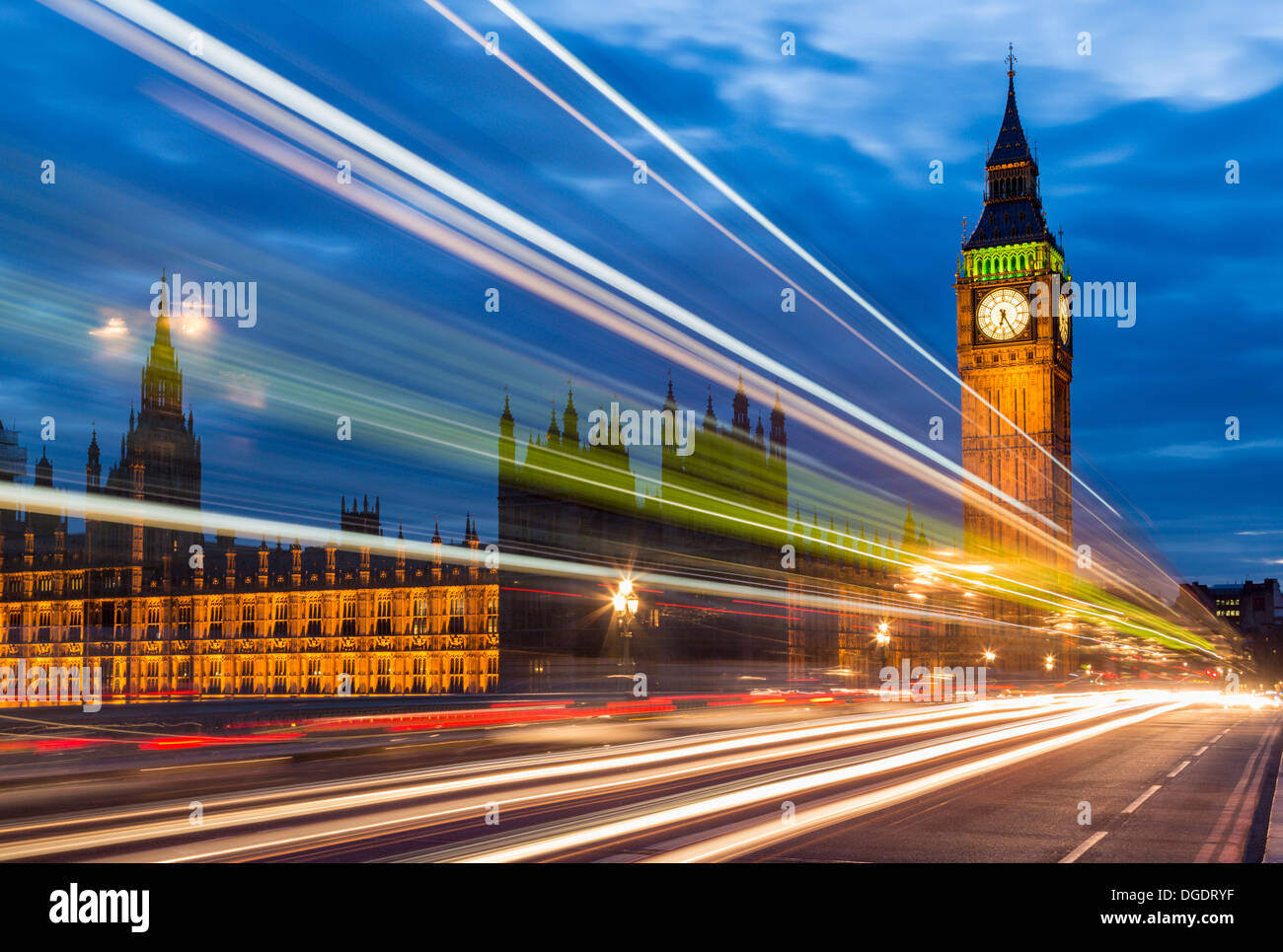 Striature da autobus Westminster Bridge e le case del Parlamento di notte Inghilterra Foto Stock