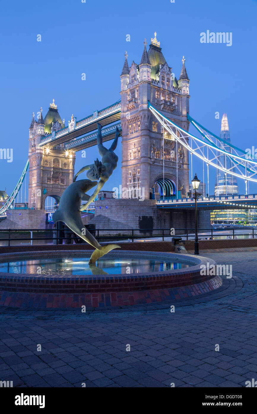 Il Tower Bridge dolphin statua e la Shard al crepuscolo Londra Foto Stock