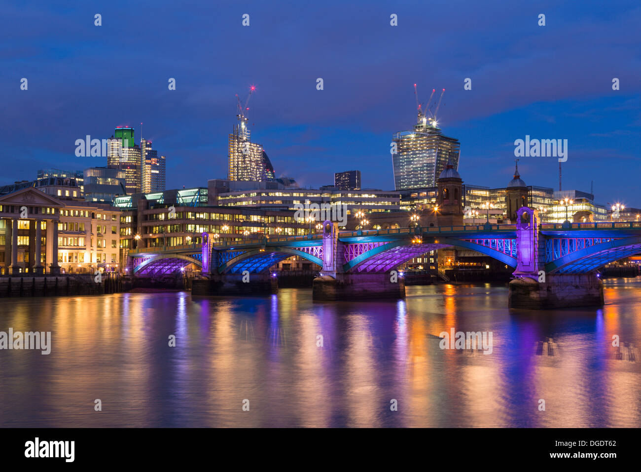 Città di Londra e la Southwark Bridge di notte Foto Stock