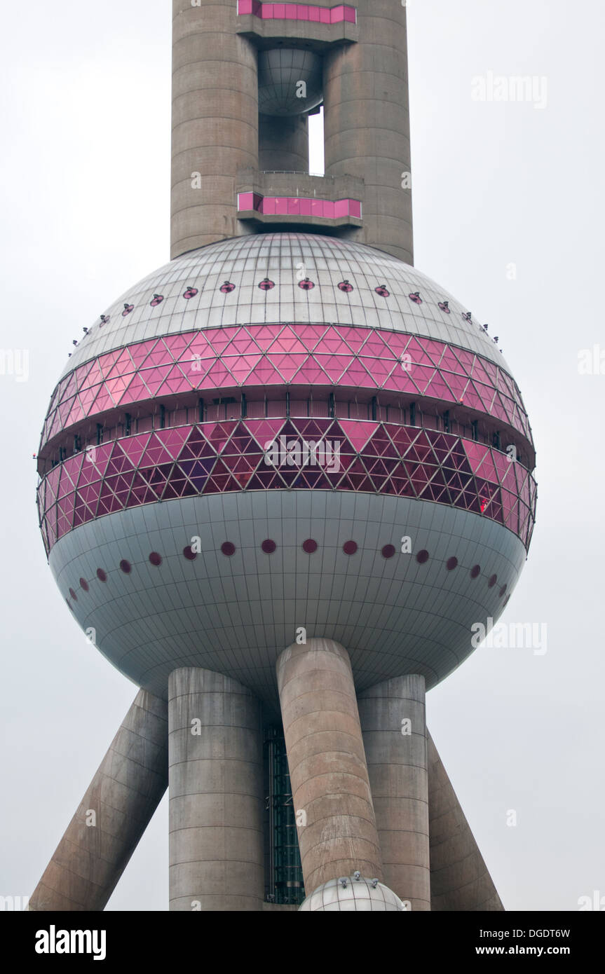 Oriental Pearl Radio & TV Tower su Lujiazui Street nel quartiere di Pudong, Shanghai, Cina Foto Stock