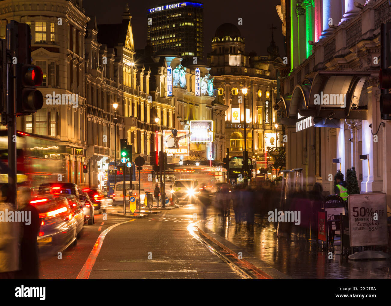 Shaftesbury Avenue e dai teatri del West End a Londra di notte Foto Stock