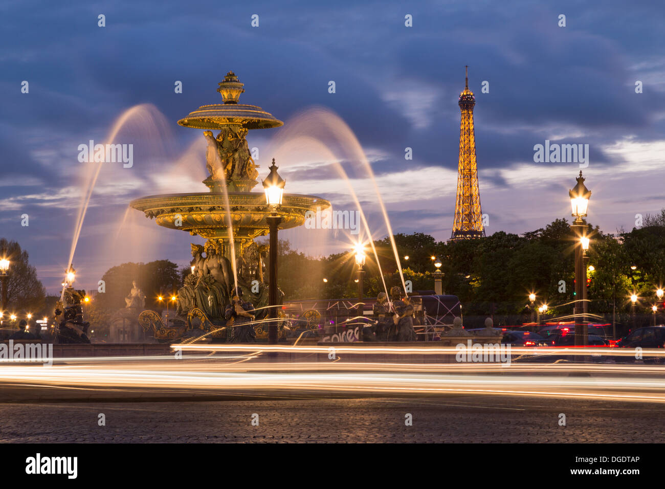 Place de la Concorde fontane e Torre Eiffel al tramonto Parigi Francia Foto Stock