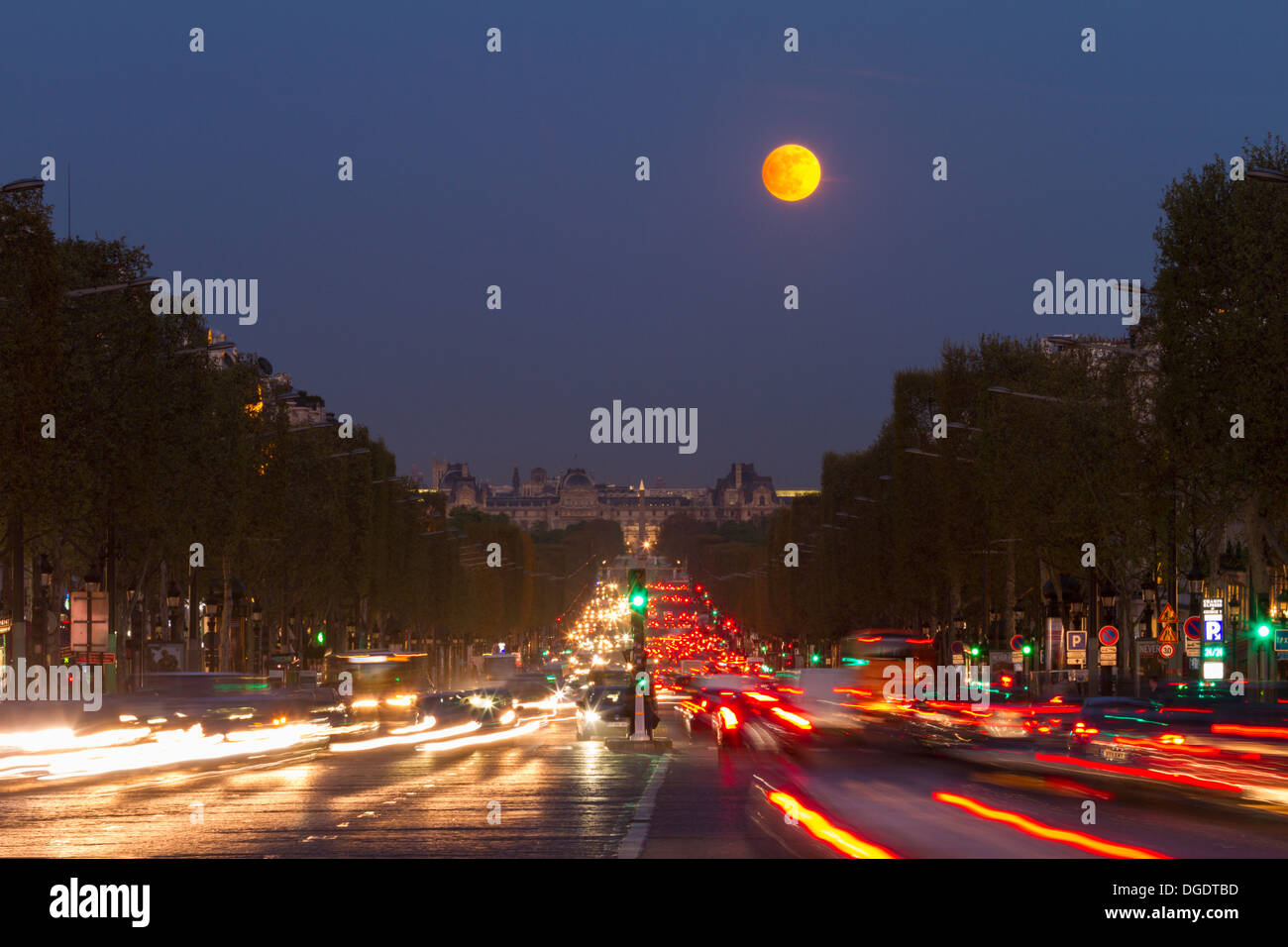 La luna crescente al di sopra di Avenue des Champs Elysees guardando verso il Louvre Parigi Francia Foto Stock
