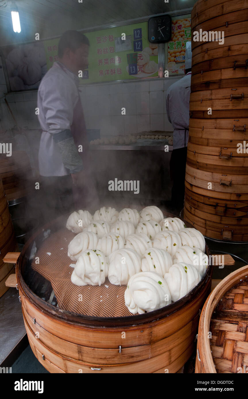 Gnocchi di Shanghai (bun al vapore chiamato Xiaolongbao) sul mercato alimentare nella Città Vecchia (Nanshi), Shanghai, Cina Foto Stock