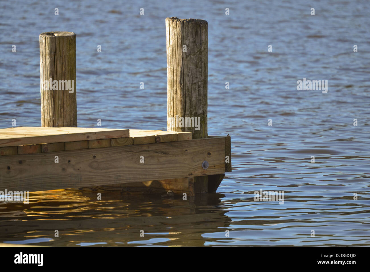 Dock in un tranquillo lago Foto Stock
