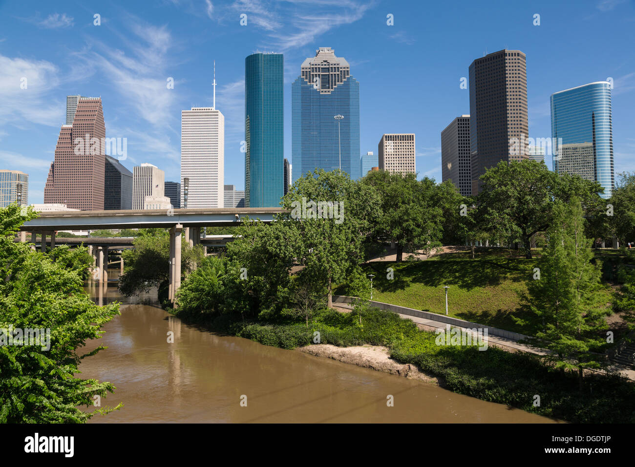 Lo skyline di Houston e il ponte stradale sulla giornata soleggiata con cielo blu Foto Stock