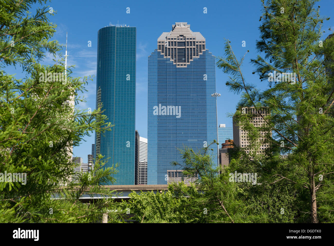 Heritage Plaza Houston skyline attraverso gli alberi sulla giornata soleggiata con cielo blu Foto Stock