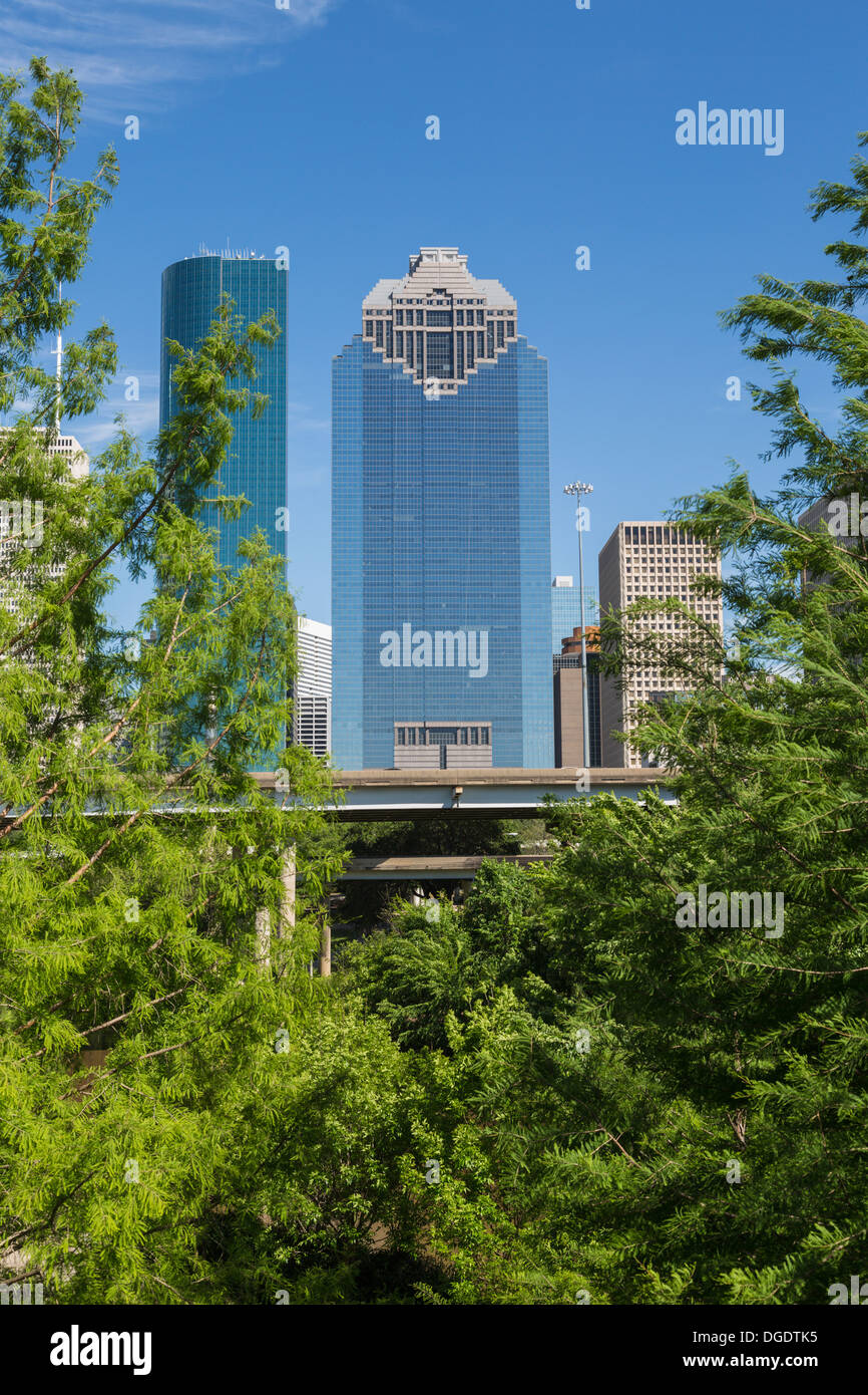 Heritage Plaza Houston skyline attraverso gli alberi sulla giornata soleggiata con cielo blu Foto Stock