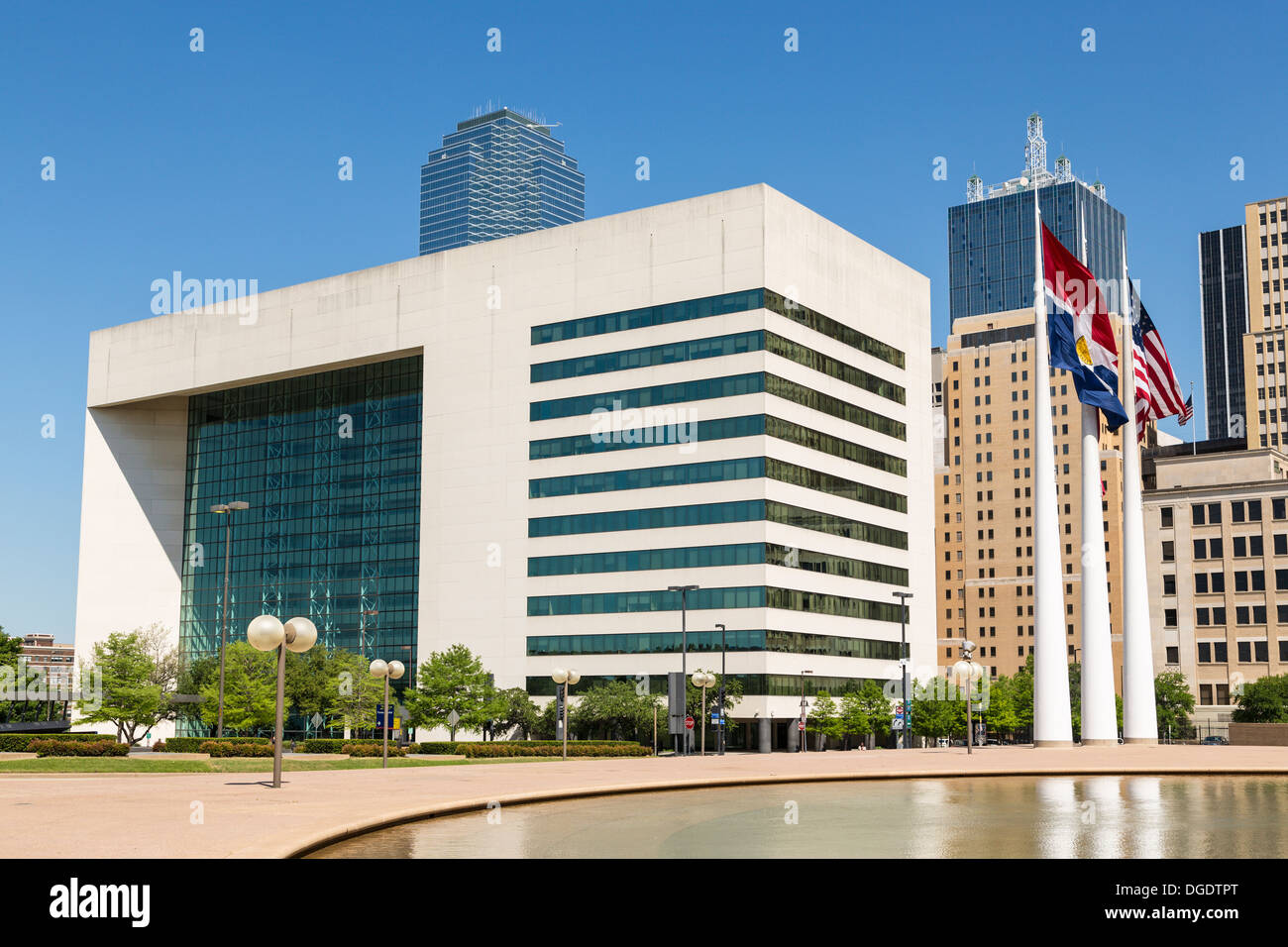 Municipio bandiere Park Plaza downtown Dallas skyline texas USA Foto Stock