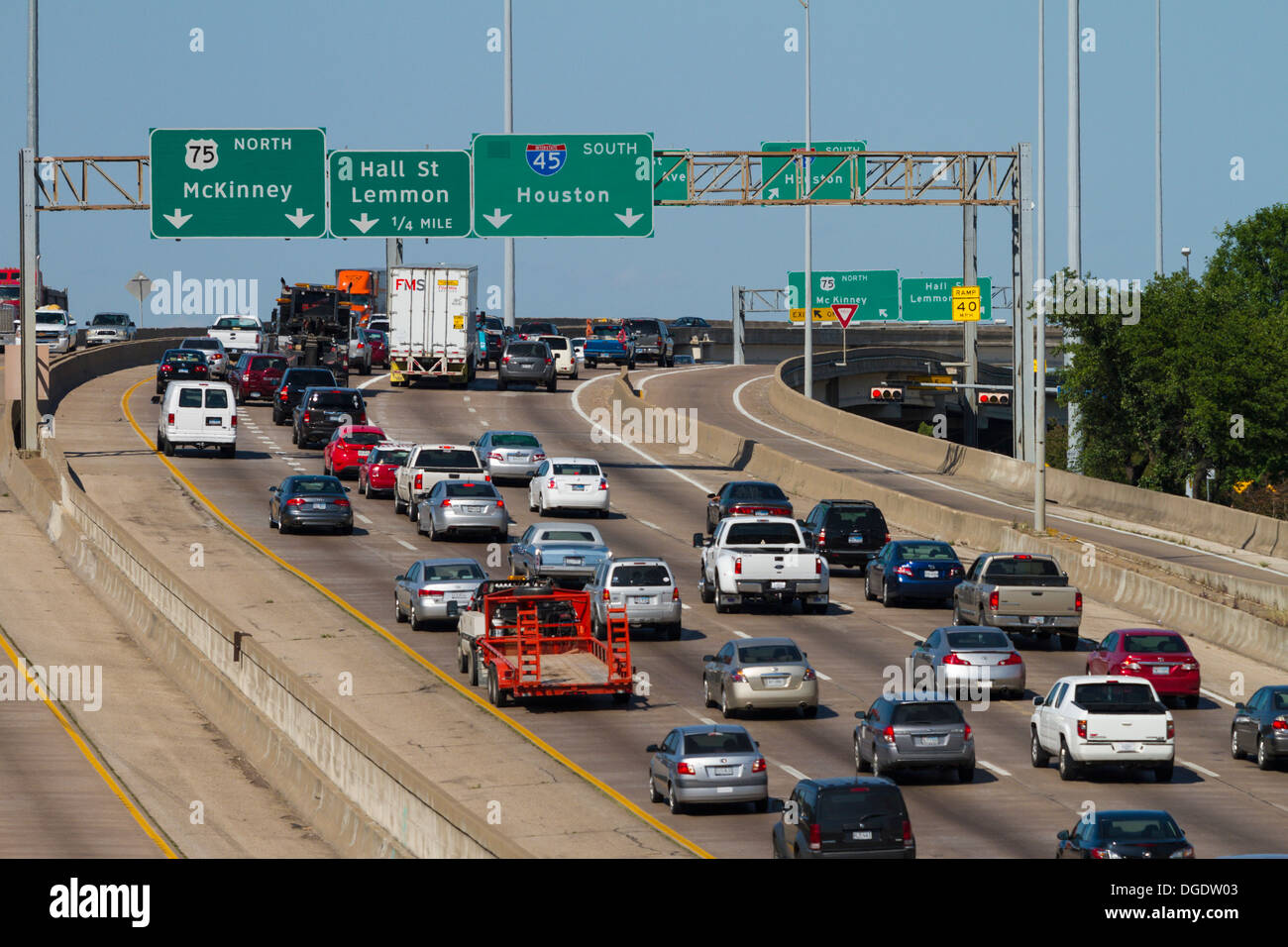 Il traffico pesante su Central Expressway Freeway 45 highway Dallas Texas USA Foto Stock