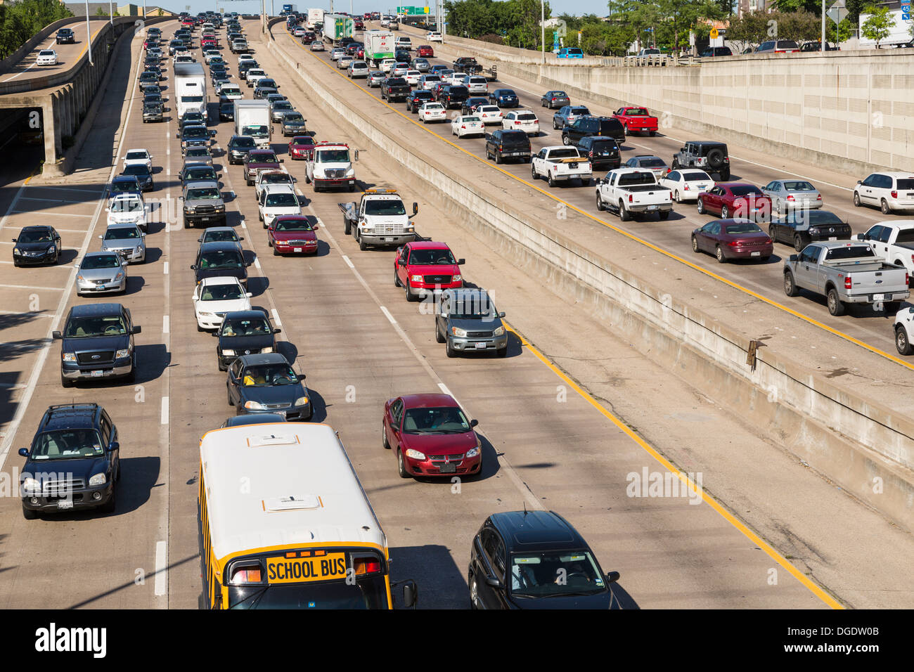 Il traffico pesante su Central Expressway Freeway 45 highway Dallas Texas USA Foto Stock