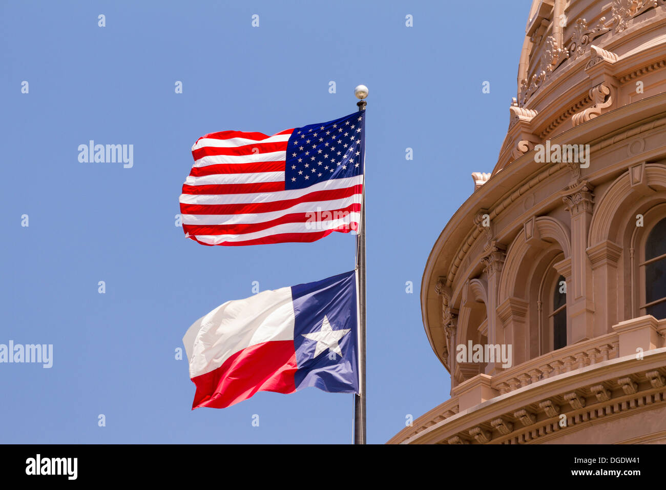 Noi e Texas bandiere over Texas State Capitol Building Austin USA Foto Stock
