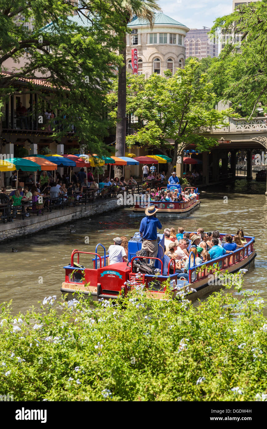 I turisti facendo un giro in barca lungo il San Antonio Riverwalk Texas USA Foto Stock