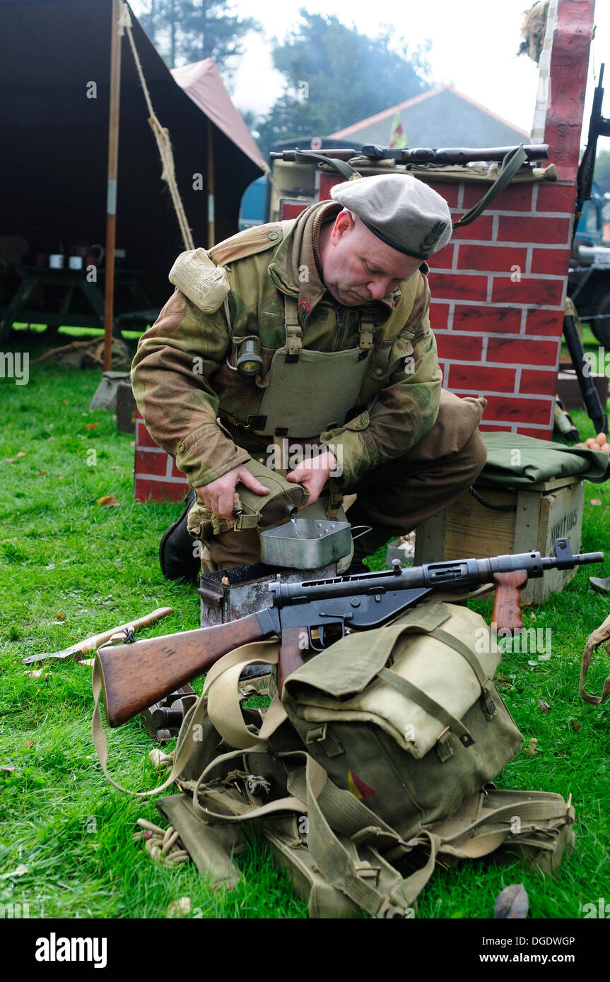 Papplewick, Notts, Regno Unito.Il 19 ottobre 2013. Un 1940's weekend al pompaggio Papplewick staion.rivisitare il tempo di guerra la Gran Bretagna con militari e civili di visualizza,anche bancarelle,classic i veicoli d'epoca,abbigliamento,e la casa di pompaggio in pieno vapore. Credito: Ian Francesco/Alamy Live News Foto Stock