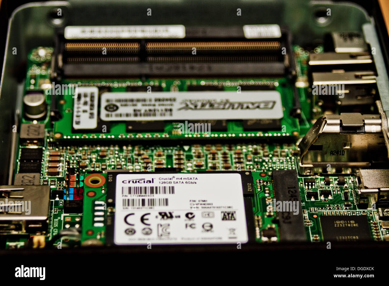 Un m4 tipo di disco a stato solido (SSD) collegato ad un mini-slot PCIe in  un moderno ambiente desktop mini computer Foto stock - Alamy
