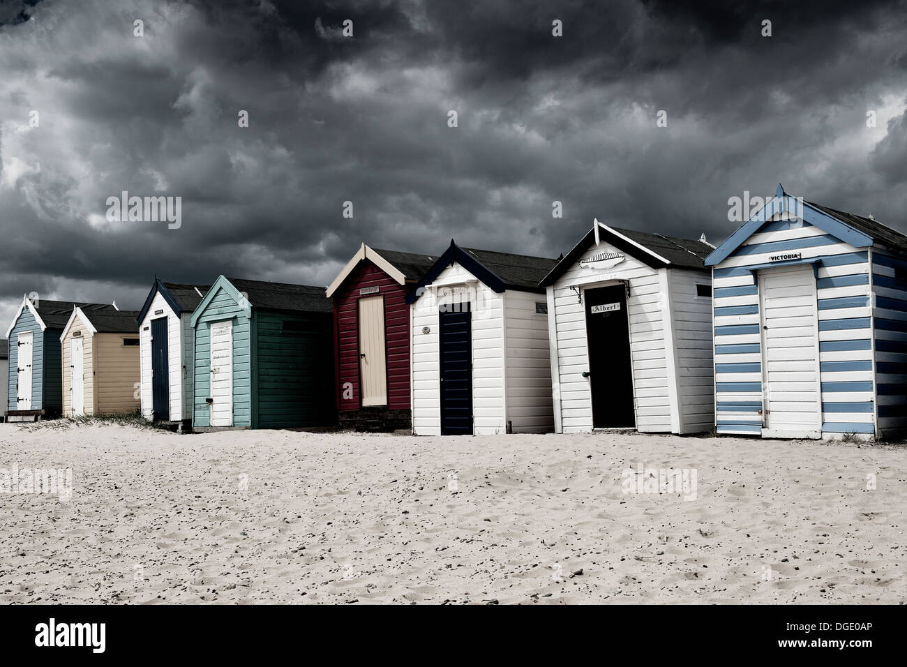 Cielo tempestoso e nuvole che pende sulla spiaggia capanne sulla Southwold Beach in Suffolk. Foto Stock