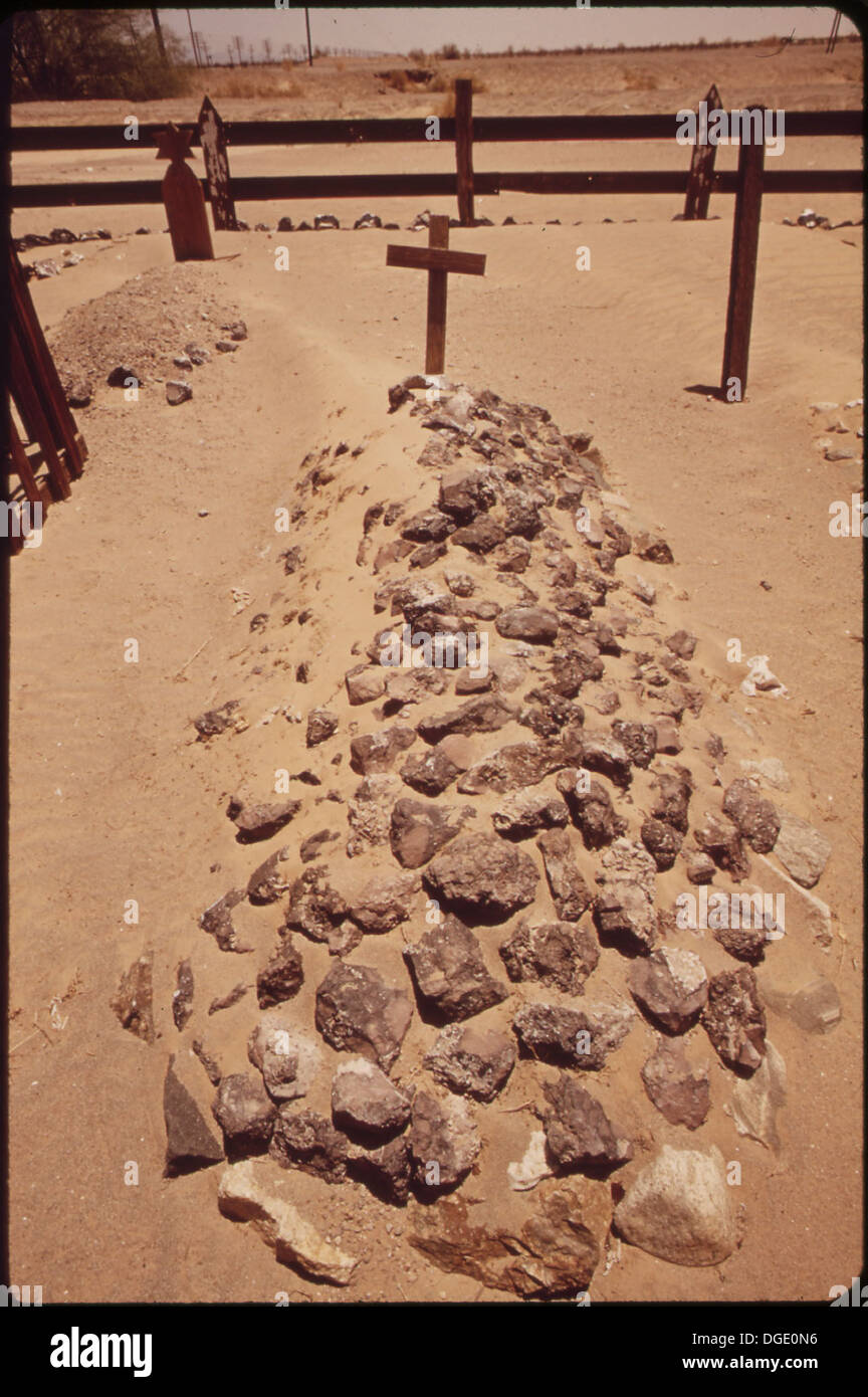 Il cimitero di Glamis, situato nella valle imperiale, risale al 1878. Questo cimitero nel deserto è stato dichiarato un sito storico, che riflette il significato culturale e storico della zona. Foto Stock