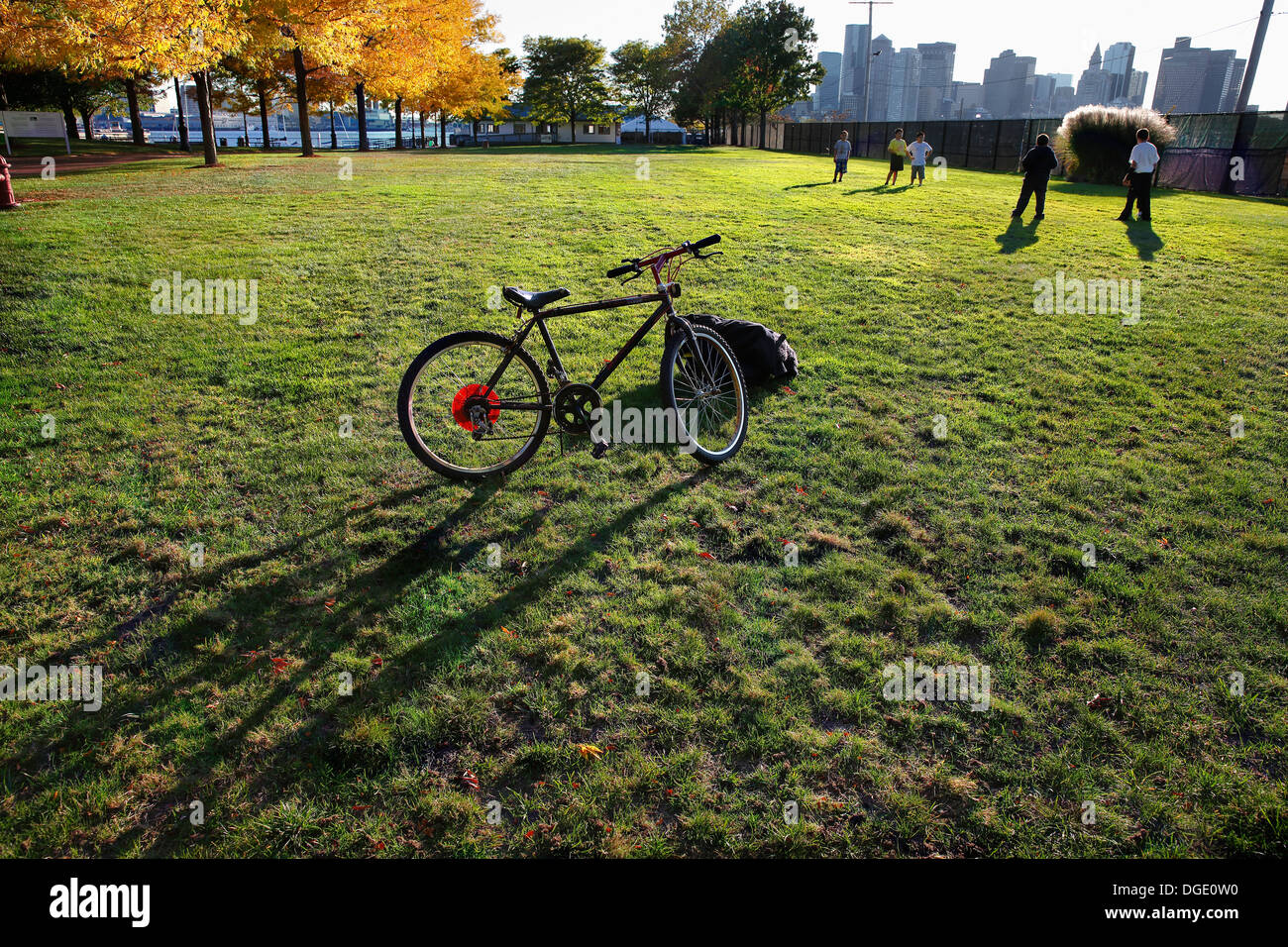 Bicicletta e i bambini in un campo, Piers Park, Boston, Massachusetts, STATI UNITI D'AMERICA Foto Stock