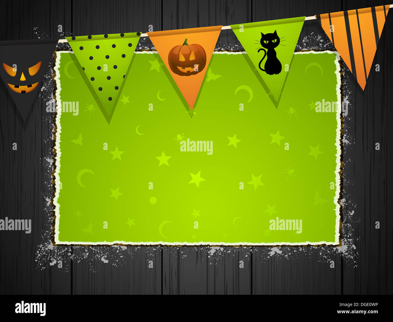 Halloween con sfondo verde carta strappata e bunting sul legno nero Foto Stock