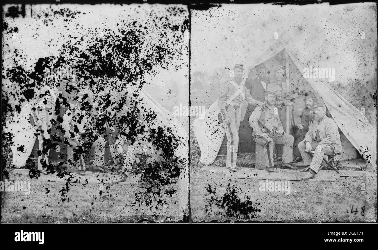 Un gruppo di soldati del 7th Infantry, che mostravano personale militare in uniforme, probabilmente durante l'addestramento o i compiti operativi. Foto Stock