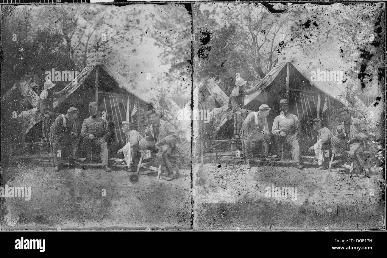Una foto di gruppo del 7th Infantry, un'unità dell'esercito americano, che mostra soldati in uniforme, pronti per il servizio militare e incarnano la forza e la disciplina dell'esercito americano. Foto Stock
