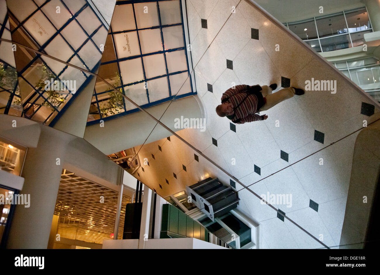 Vista in shopping mall. Soffitto a specchio che riflette l'uomo, pavimento e memorizza, Toronto, Canada. Foto Stock