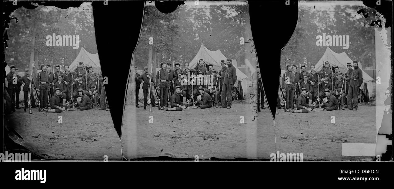 Un gruppo di soldati della compagnia M, 4th Infantry, Michigan, è raffigurato. La fotografia risale probabilmente alla metà del XIX secolo, mostrando il personale militare nella loro uniforme. Foto Stock