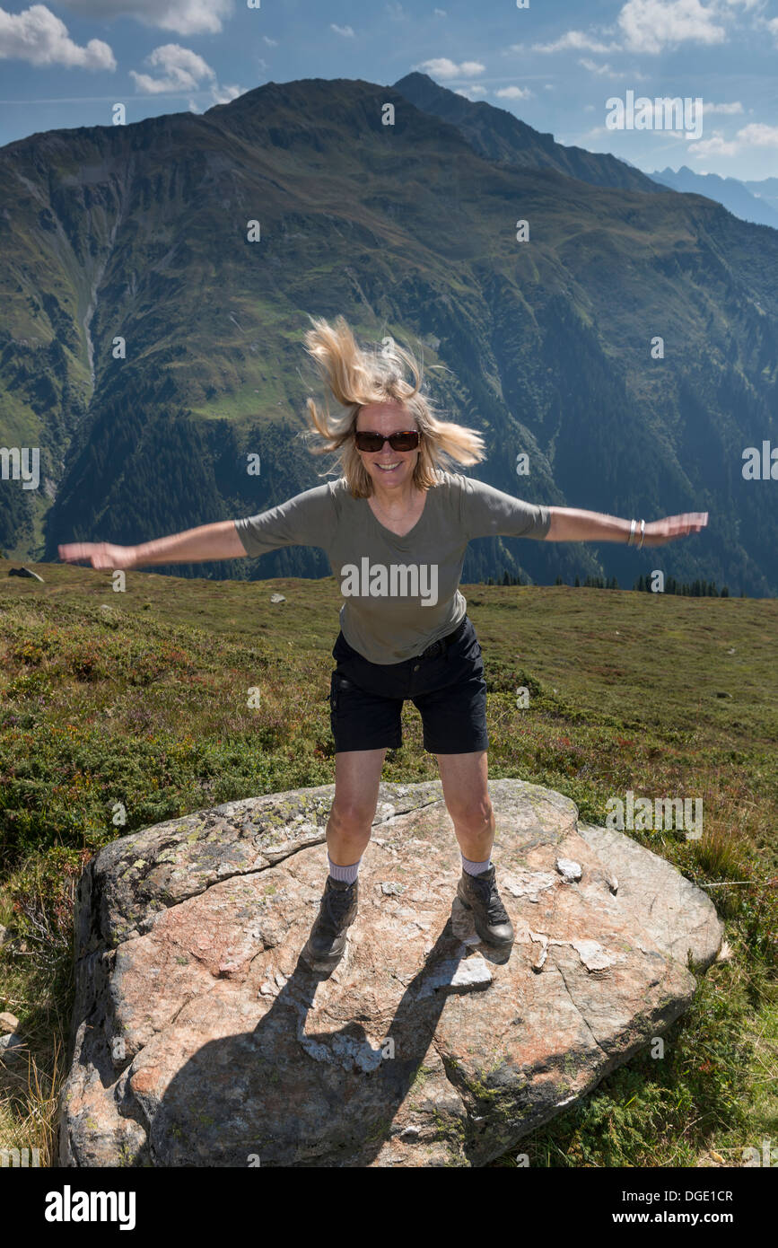 Una femmina di escursionista sventolare dal Madrisa a Klosters tour escursionistico. Klosters. Svizzera Foto Stock