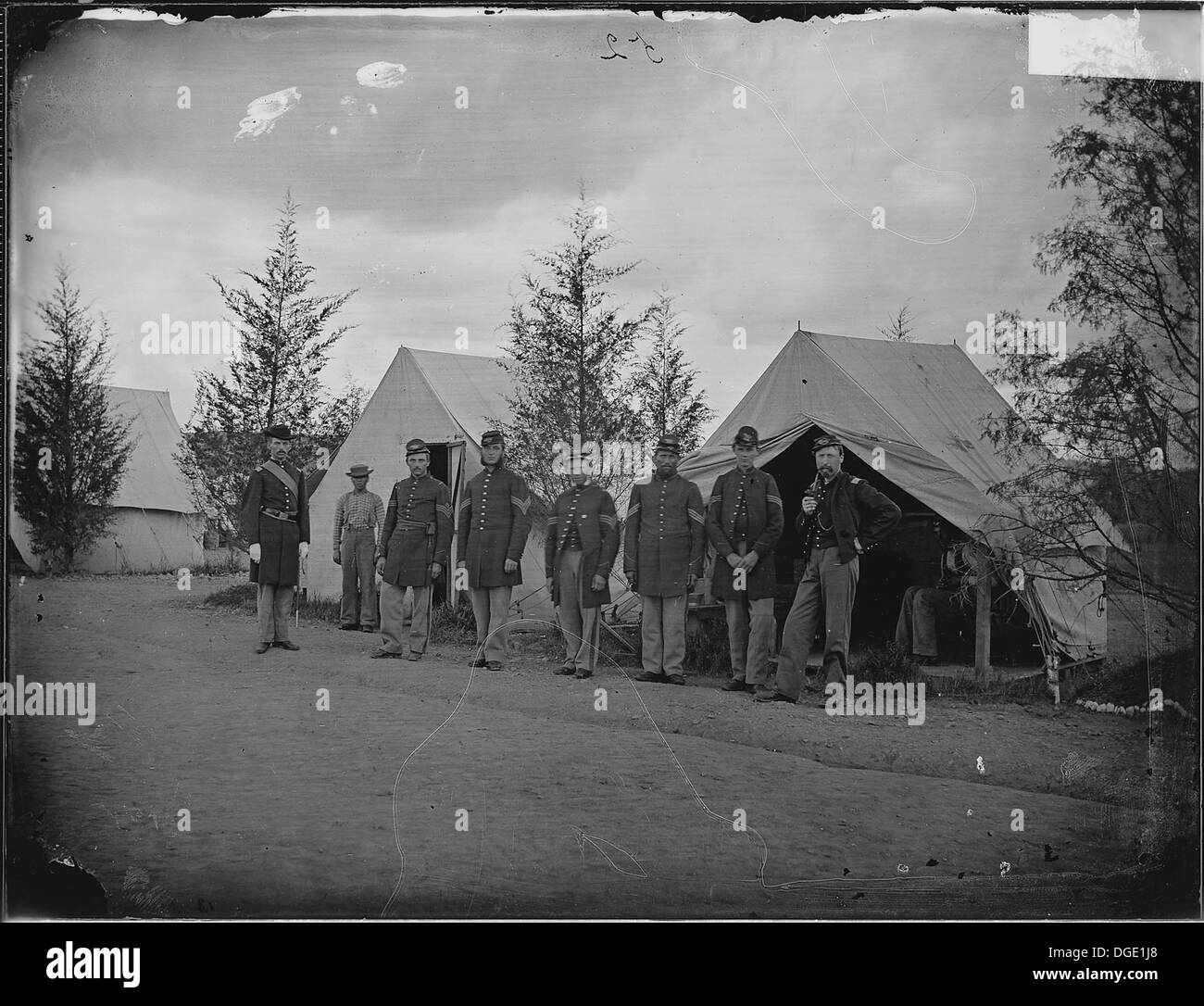 Un gruppo di ufficiali militari è visto con i soldati, evidenziando la leadership e il coordinamento all'interno dei ranghi militari durante l'addestramento o un evento formale. Foto Stock